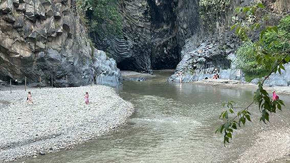 Gole dell’Alcantara in fiore e fango